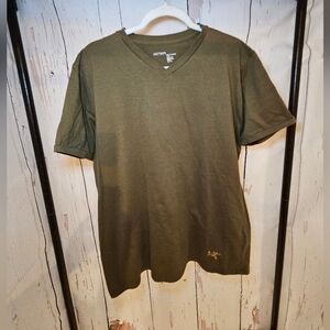 Arc'teryx Men's short sleeve V-neck army green Tshirt size XL trim fit